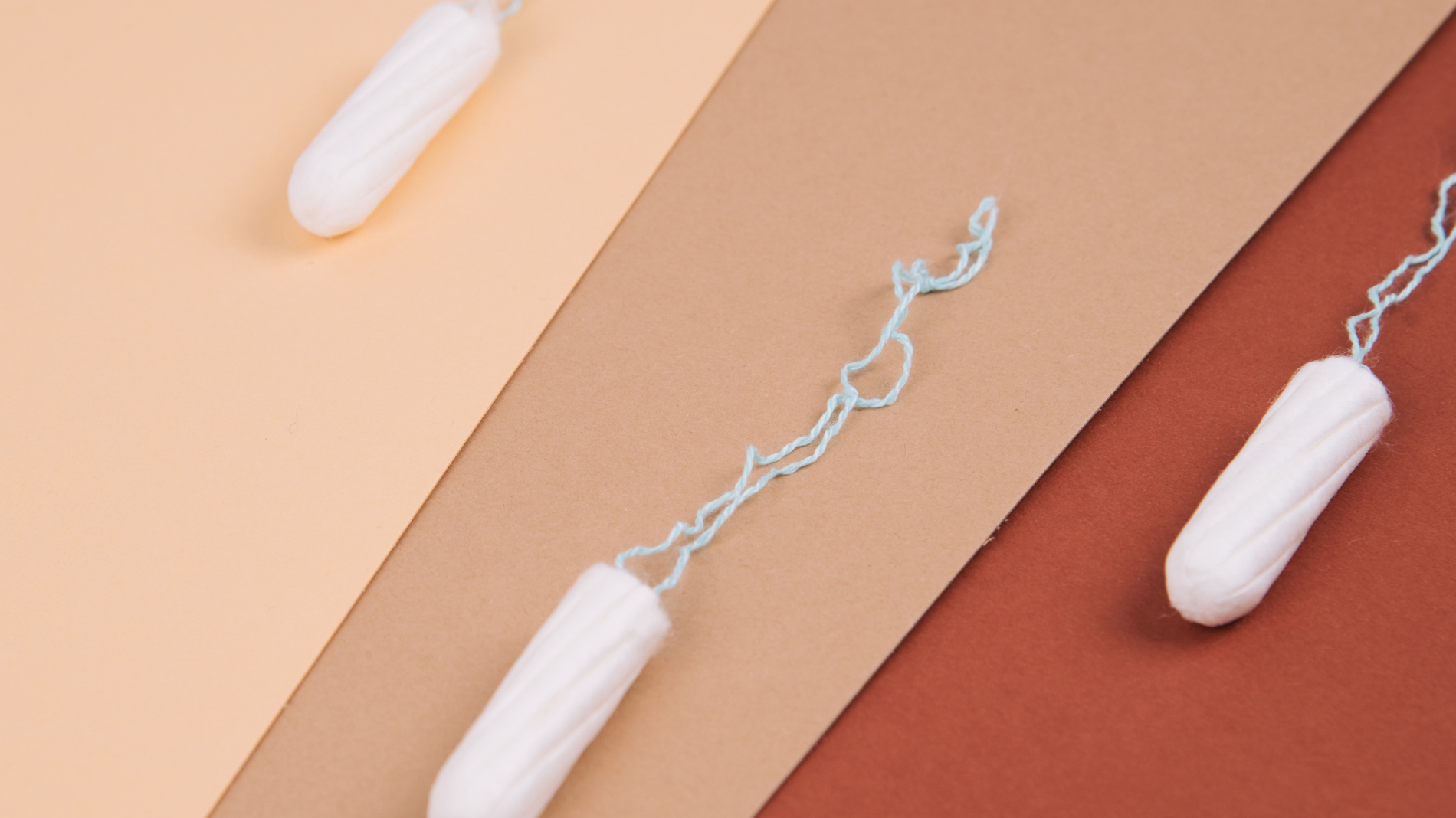Row of tampons representing common concerns around tampon use, including fears of tampons getting stuck and guidance on safe insertion and removal